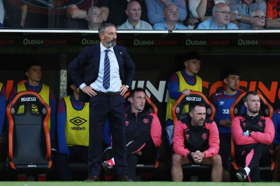 Derek McInnes Tegaskan Rangers Bermain dengan Api karena Kekurangan Banteng Belakang Derek McInnes Tegaskan Rangers Bermain dengan Api karena Kekurangan Banteng Belakang