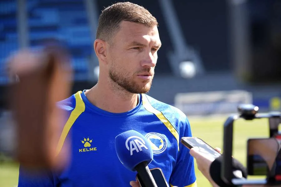 Edin Dzeko Lebih lama di Schalke, Kontrak Diperpanjang Seorang Tahun Edin Dzeko Lebih lama di Schalke, Kontrak Diperpanjang Seorang Tahun