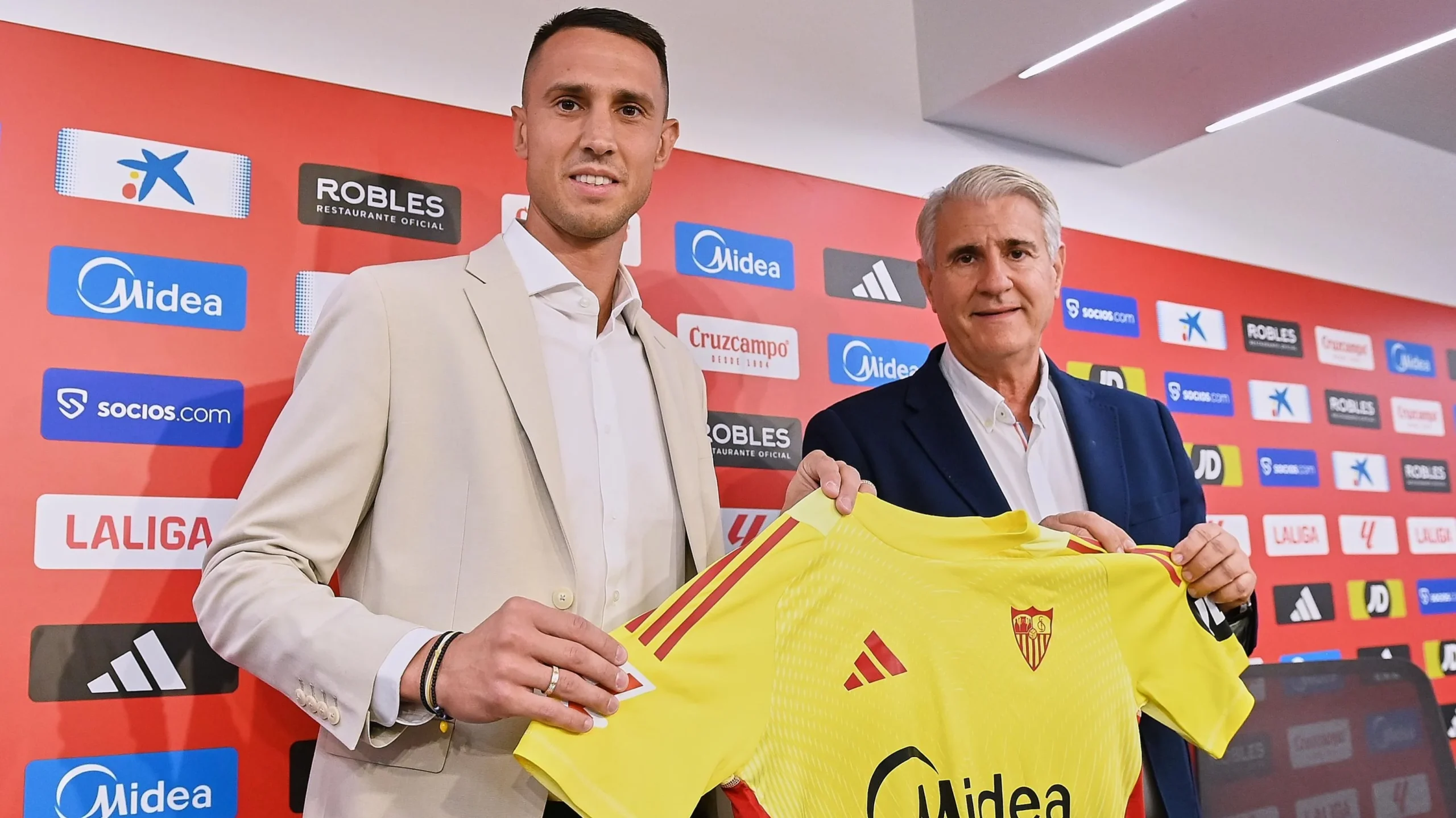 Odysseas Vlachodimos Tegaskan Komitmen pada Sevilla Odysseas Vlachodimos Tegaskan Komitmen pada Sevilla