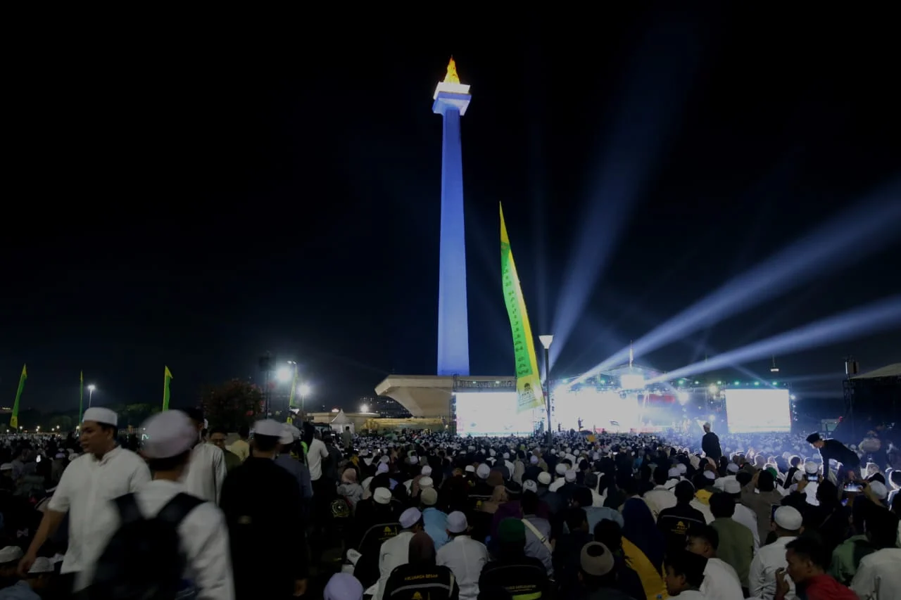 Ribuan Orang Hadiri Acara Doa di Monas Sebelum Hari Kemerdekaan Ribuan Orang Hadiri Acara Doa di Monas Sebelum Hari Kemerdekaan